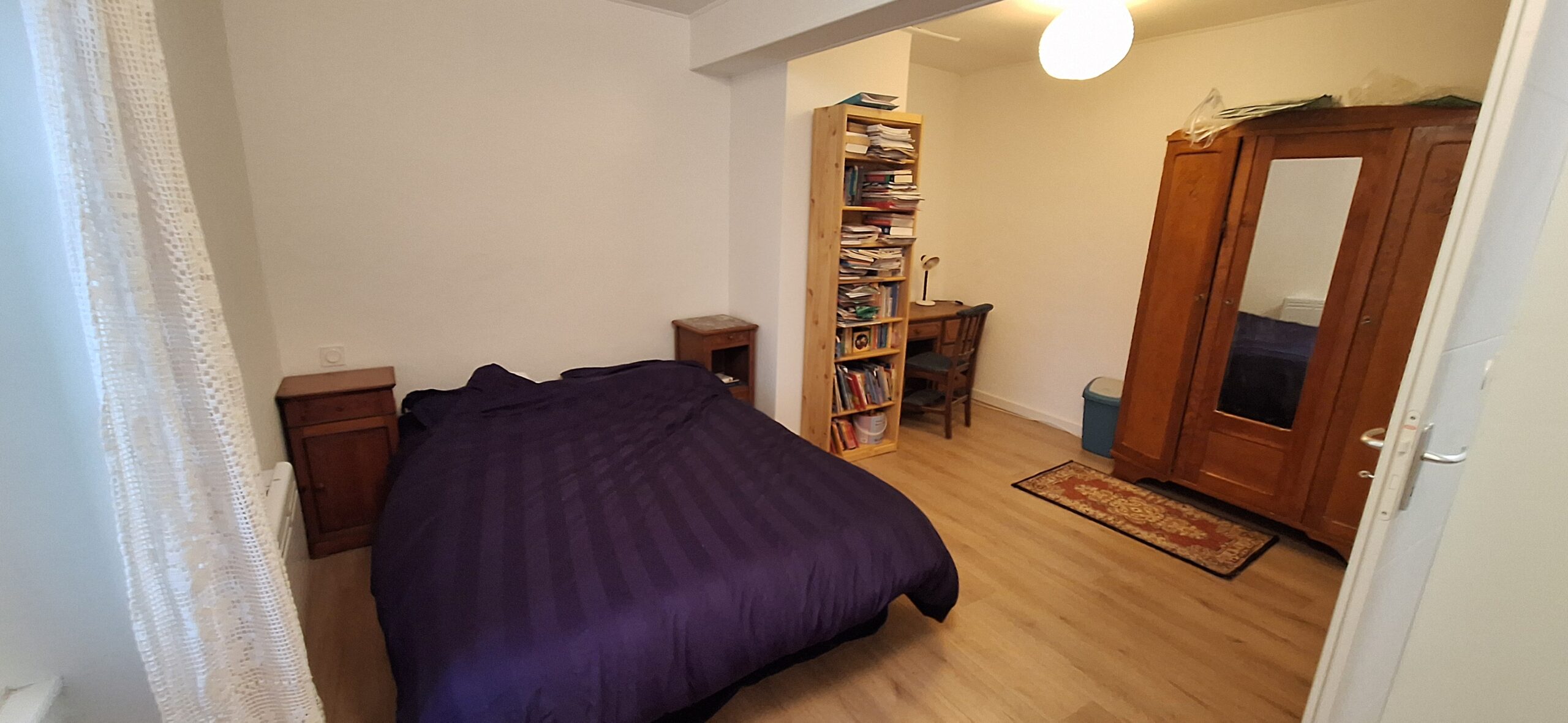 Grande chambre avec lit double à l'étage.