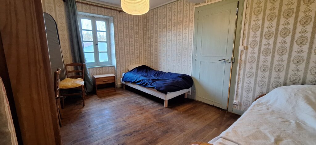 Chambre avec deux lits simple à l'étage