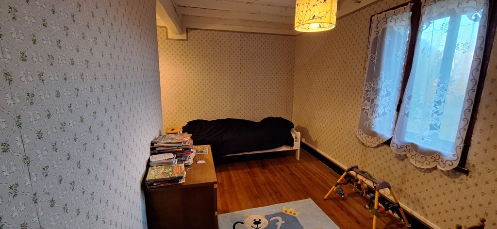 Chambre d'enfants à l'étage avec un lit simple et un lit en 140.