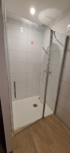 Grande douche dans la suite parentale du rez-de-chaussée